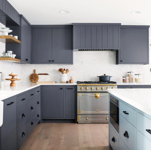 Dapur dengan desain dapur berkonsep minimalis dengan aksen logam